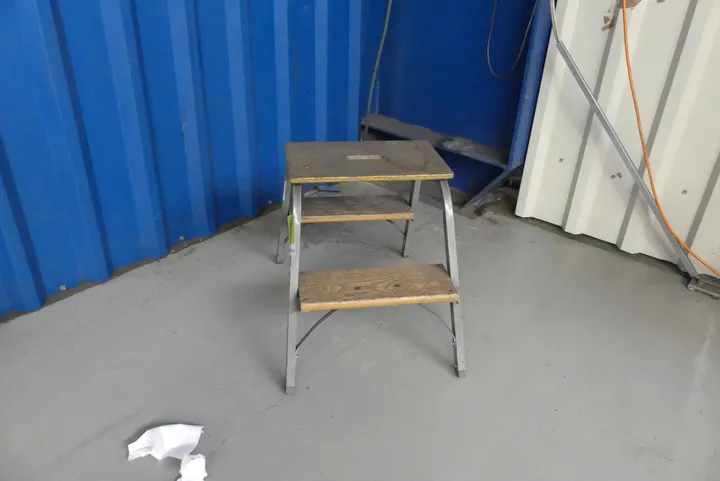 Montagetritt Aluminium mit Holzstufen, beidseitig begehbar